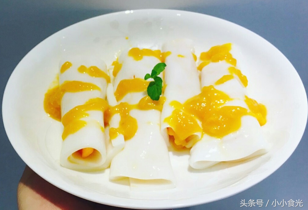 夏天来一份冰凉沁甜的芒果肠粉，满足感一秒爆棚