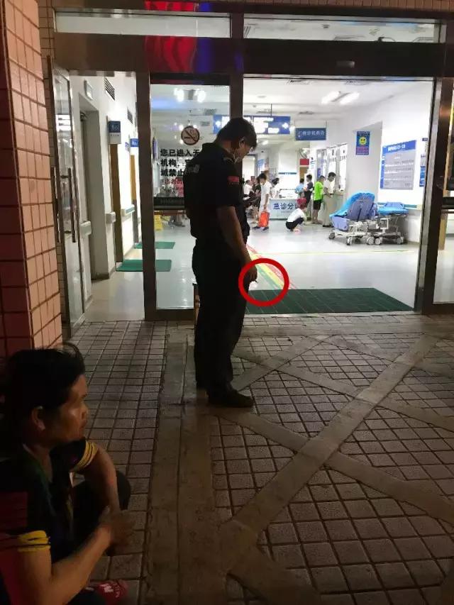 「曝光台」无视病人健康！某医院保安在大门口吸烟