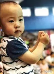 2岁宝宝摔跤手指破皮出血,小孩子摔跤出血去医院缝针