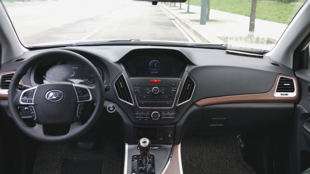 力帆x802017款2.0t自动舒适型,2019款力帆x80手动挡