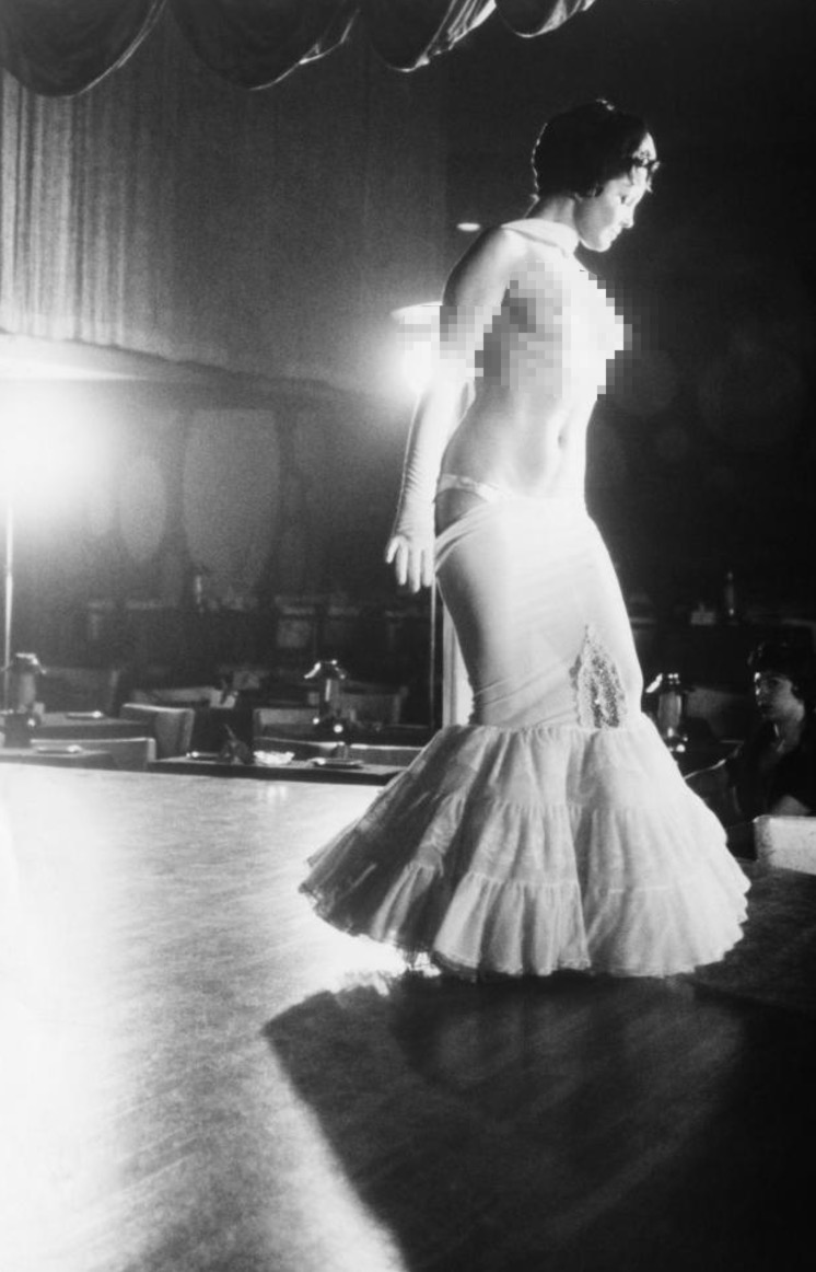 《男侍者和花花小姐》：一个好色的酒店侍者的秘密