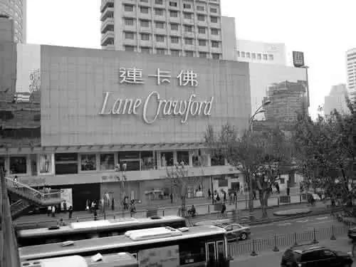 走过3570米，站在延安路尽头，闻到了这座城市繁华过尽的味道