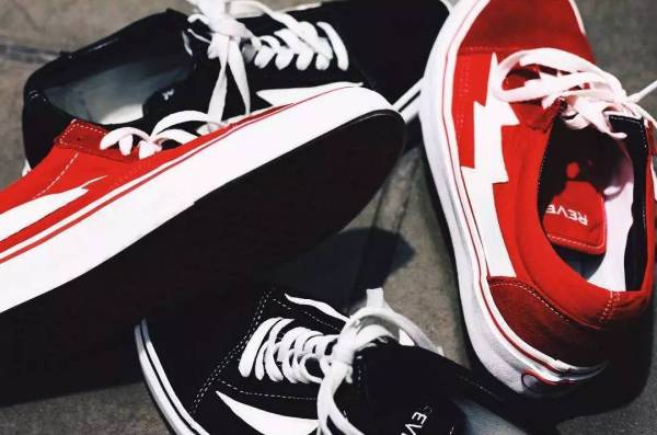 秋天入手这双高端休闲鞋无敌百搭,初秋必买的4双鞋穿10年都不过时