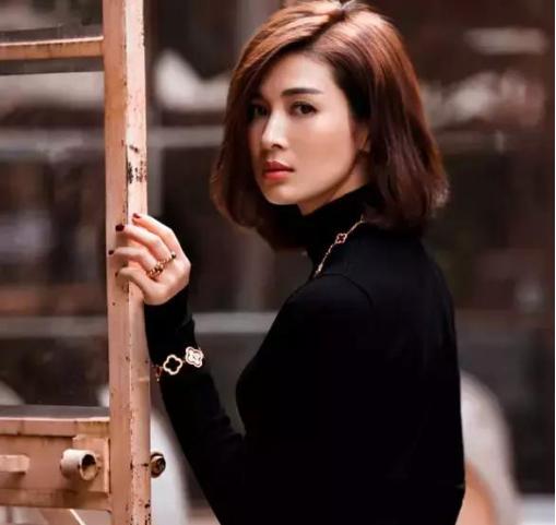 因亮剑爆红，两次搭档罗晋后少有音讯，今与靳东演离婚，再度走红