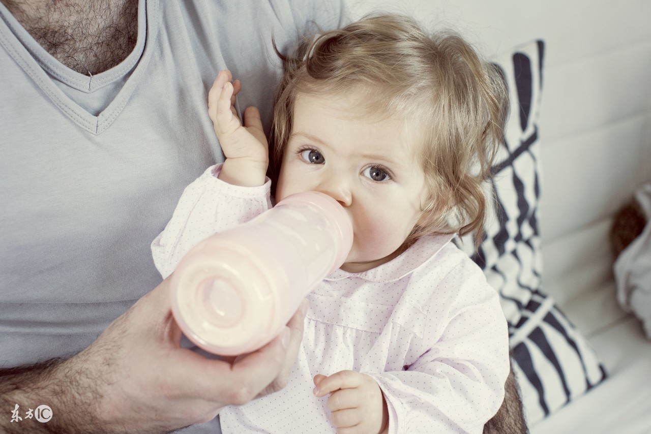 宝妈们宝宝用什么奶瓶喝奶,不锈钢奶瓶可以给宝宝用吗