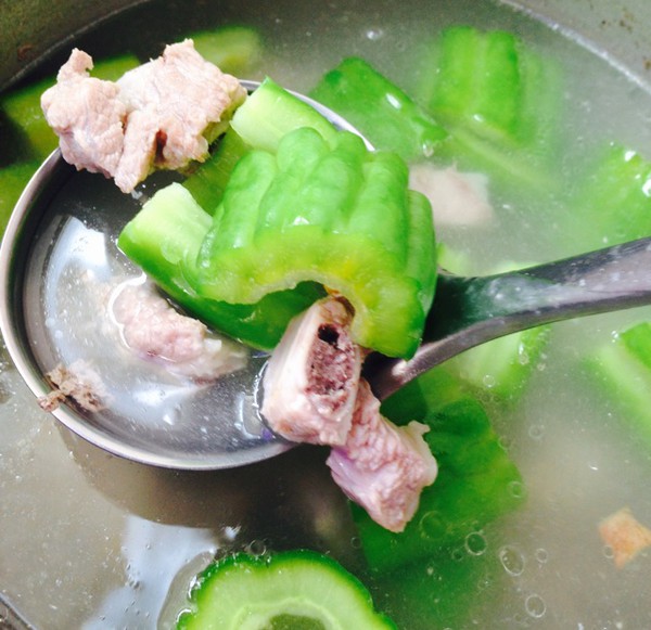 夏天多吃苦瓜瘦肉汤,苦瓜排骨汤家常做法不放黄豆