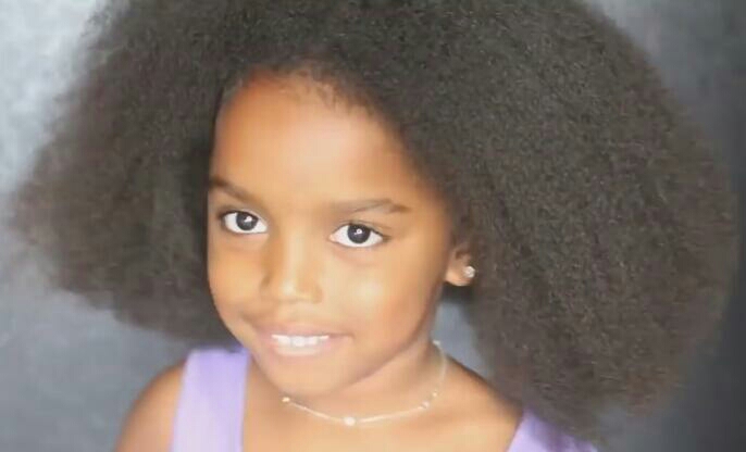 非洲8岁小女孩把头发拉直后，竟这么好看