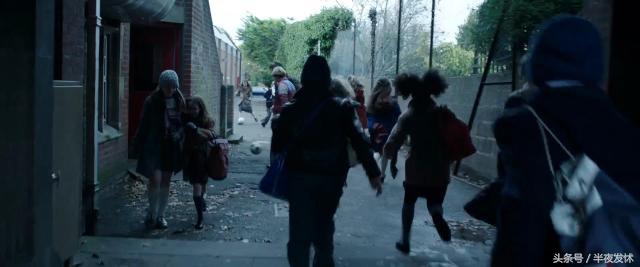 图解电影《招魂2》｜恶鬼折磨萝莉的一百种方法，被吓到漏尿