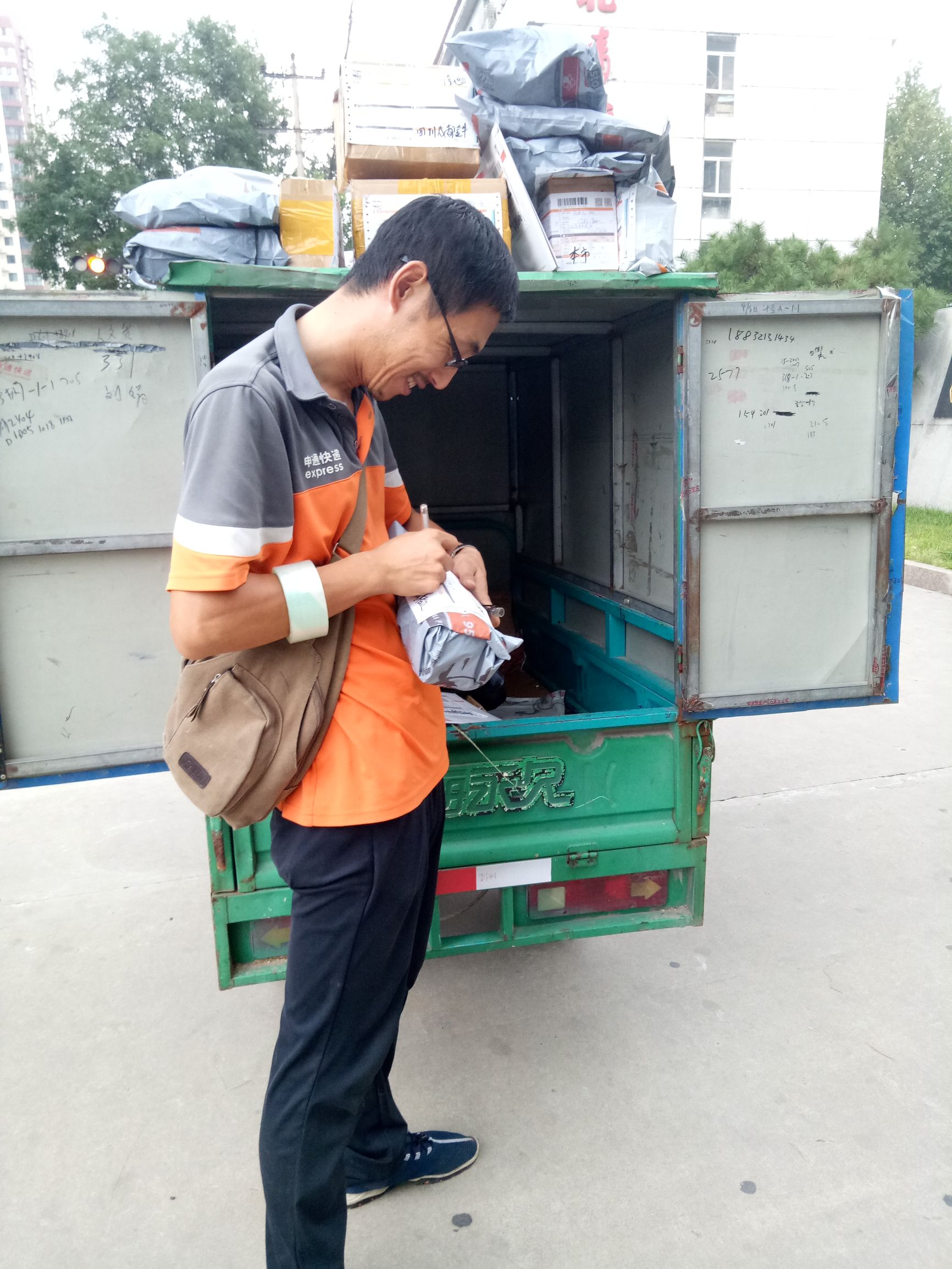 外卖员送外卖拒绝帮顾客,外卖员送卫生巾