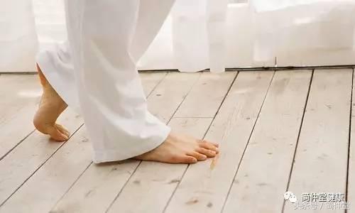 光脚快走锻炼有好处吗,光脚走路对衰老有用吗