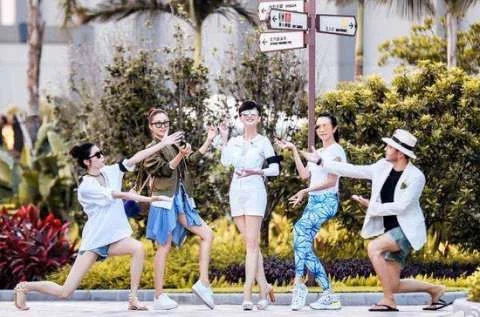 看到这样受排挤的关之琳，才知道行走江湖真的不能只能靠美貌！