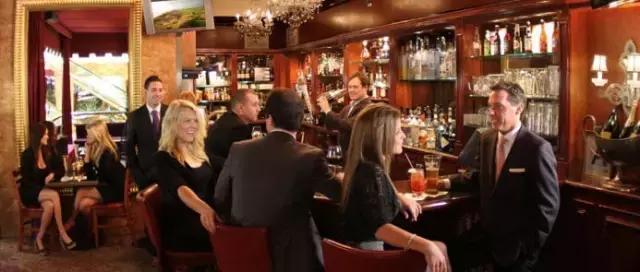 加拿大小费是给服务员的吗,加拿大小费可以用美元付吗