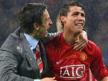 足球从来不缺乏温情,足球感人不进球瞬间图片