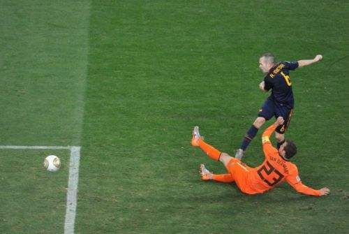 足球从来不缺乏温情,足球感人不进球瞬间图片