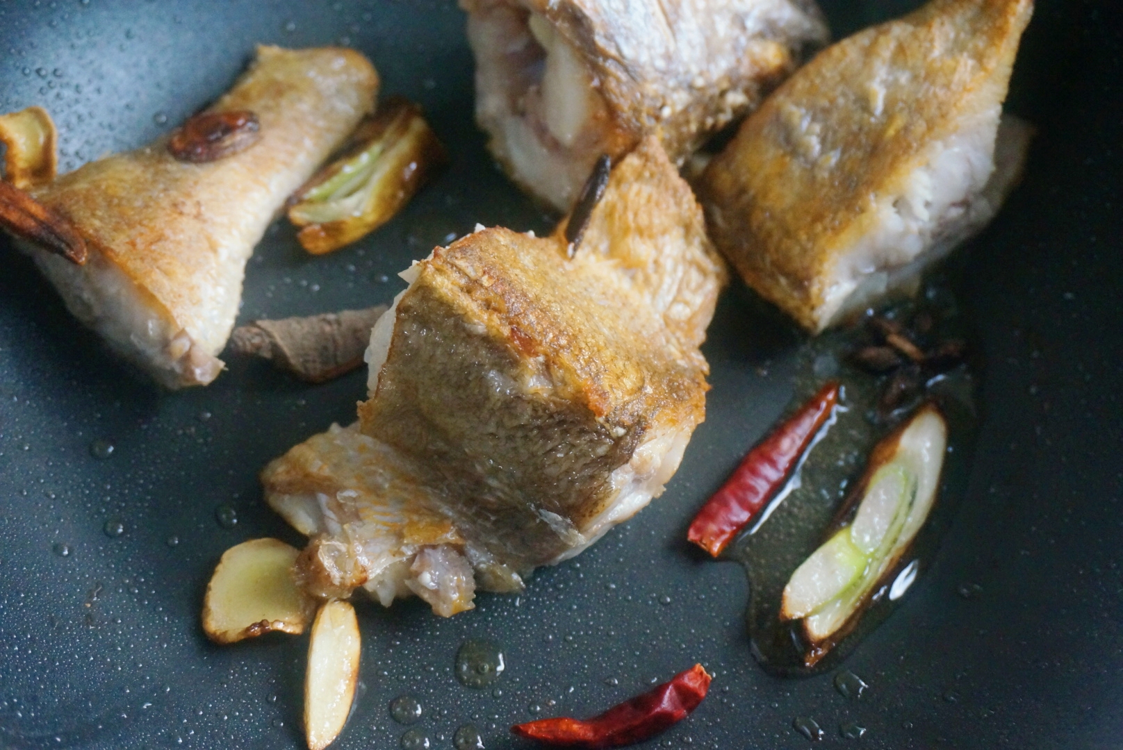 农村炖鱼的家常做法,炖鱼的正确方法和配料大全