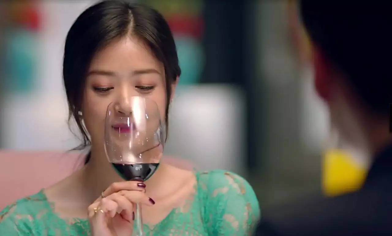 蒋欣喝水,蒋欣怎么从内双变双眼皮的