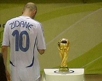 足球从来不缺乏温情,足球感人不进球瞬间图片