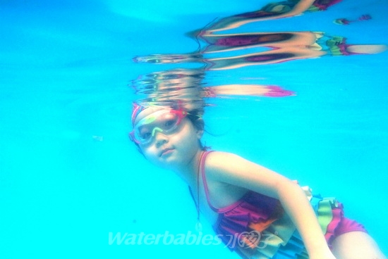 婴儿在泳池游泳,游泳池水温多少适合孩子