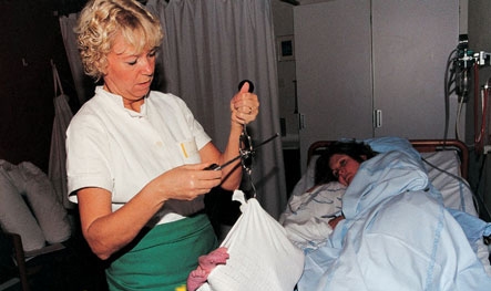 水中分娩胎儿怎么呼吸,孕妇水中分娩过程记录