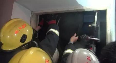 小区电梯20楼坠落致一人死亡,公寓电梯急坠男子当场被夹身亡