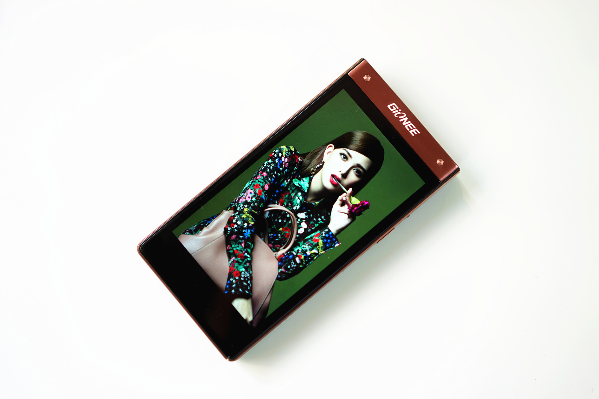 打破陈规翻转新时代：金立天鉴W909旗舰首评