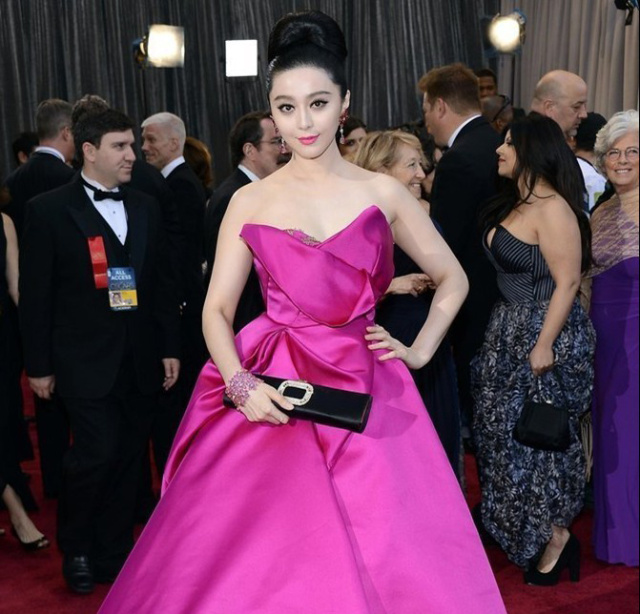 竟然是她？！亲昵合影新科奥斯卡影帝影后的这位中国女星已经在国际化的道路上把冰冰和baby们甩了好远好远