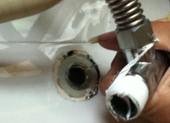 水管螺丝滑丝怎么接水龙头,水龙头螺丝断在孔内如何取出
