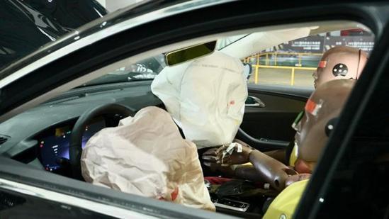 三车连撞怎么处理,三车连碰