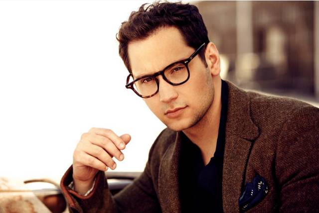 普通男人戴眼镜显得沉稳了,戴眼镜的男人如何保持帅气