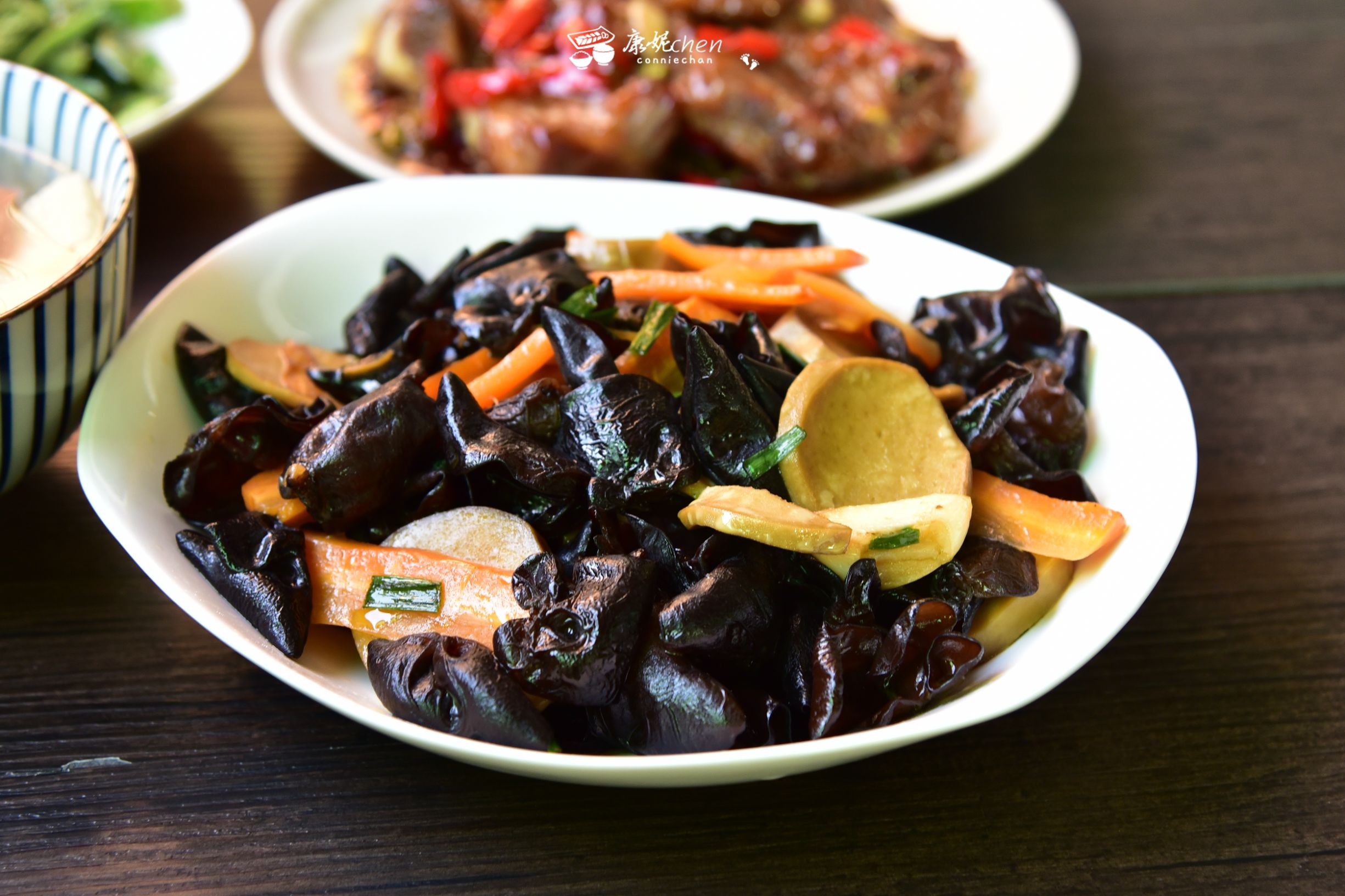 女儿看了晚餐说：“妈妈的菜色香味俱全，就是没有考虑肚子感受”