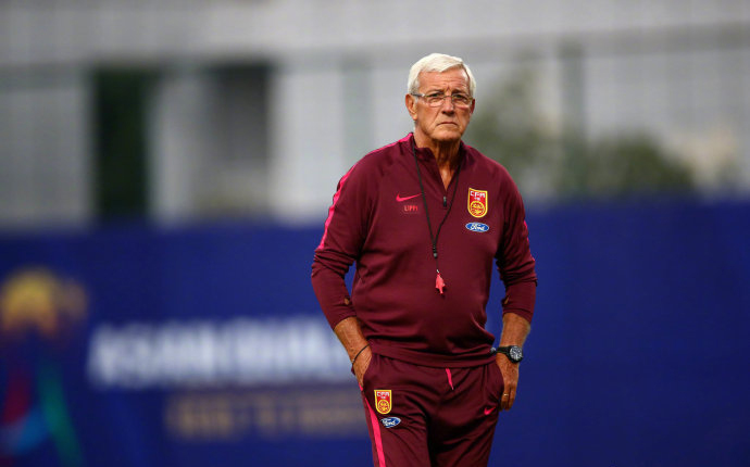 国足停球传射一气呵成,国足停球转身换脚射门