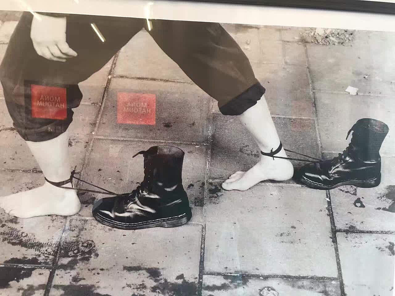 女艺术家先使用内脏视频的性能，探索身体內部的器官与肠道子宮