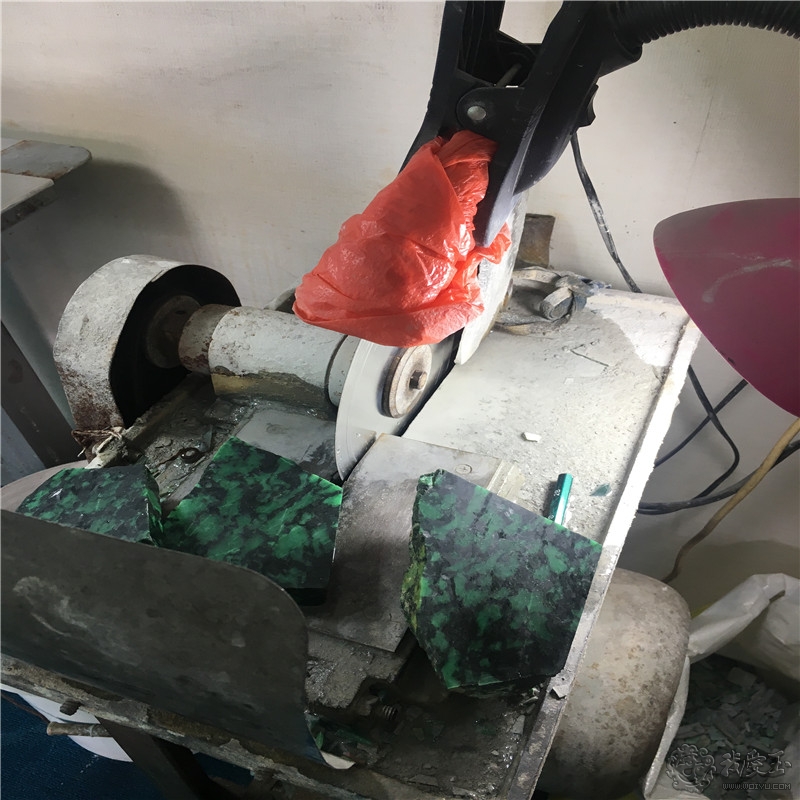 翡翠玉雕雕刻过程,用心去雕刻