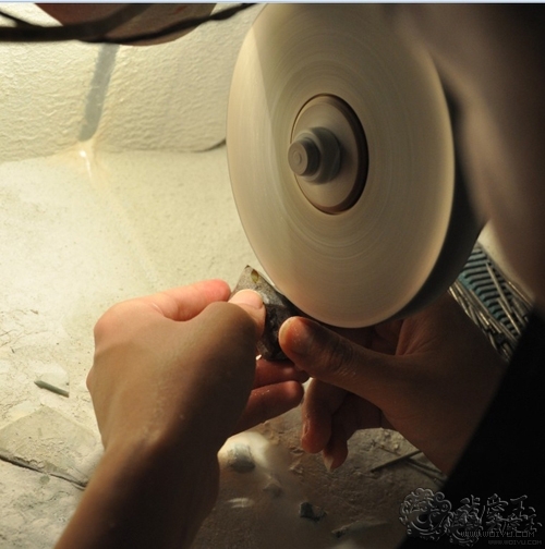 翡翠玉雕雕刻过程,用心去雕刻