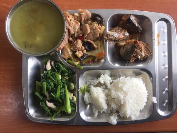 上班绑鱼钩，午休去钓鱼，因为工作耽搁了钓鱼，太不值！