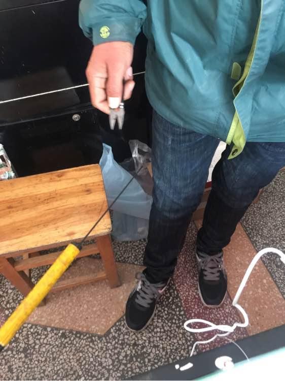 上班绑鱼钩，午休去钓鱼，因为工作耽搁了钓鱼，太不值！