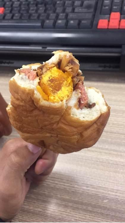 上班绑鱼钩，午休去钓鱼，因为工作耽搁了钓鱼，太不值！