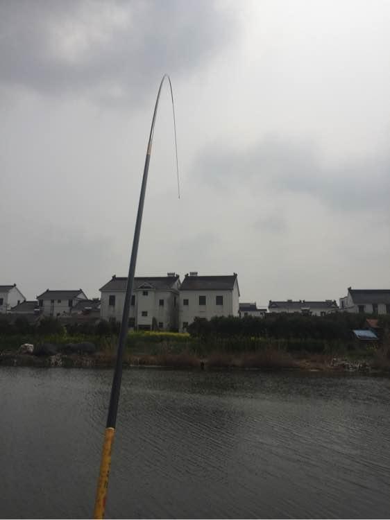 上班绑鱼钩，午休去钓鱼，因为工作耽搁了钓鱼，太不值！