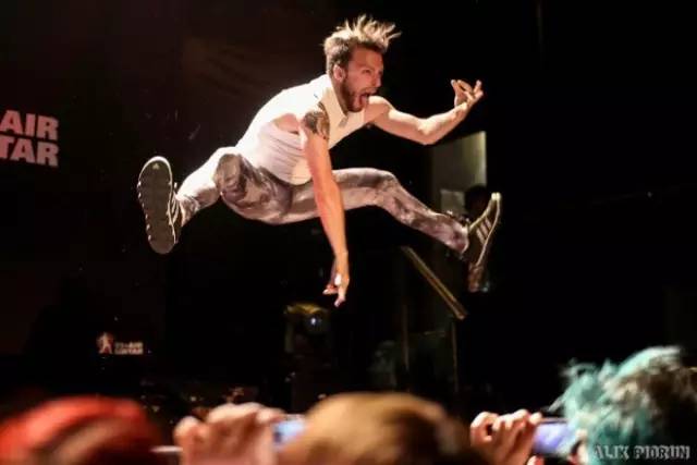 弹吉他像个疯子的人,弹空气吉他