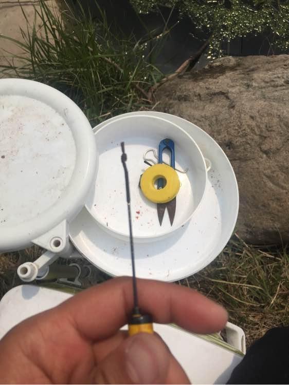 上班绑鱼钩，午休去钓鱼，因为工作耽搁了钓鱼，太不值！