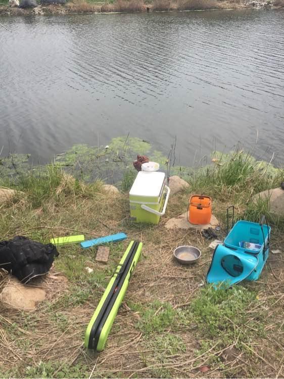 上班绑鱼钩，午休去钓鱼，因为工作耽搁了钓鱼，太不值！