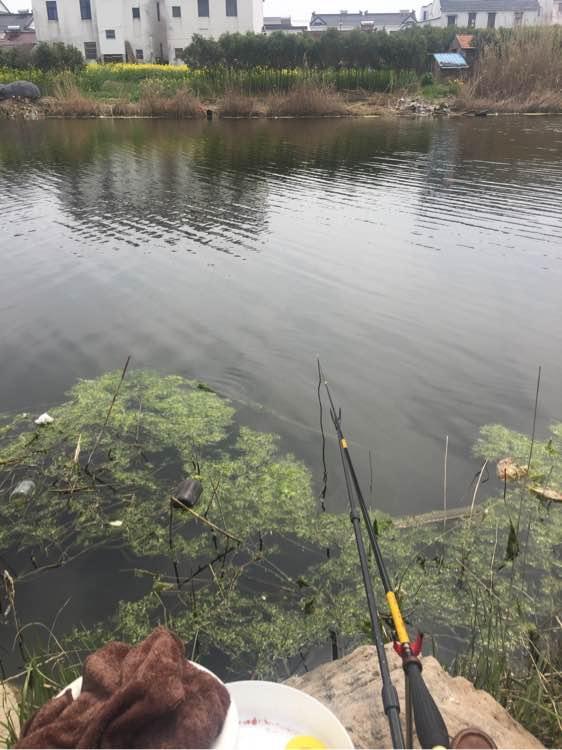 上班绑鱼钩，午休去钓鱼，因为工作耽搁了钓鱼，太不值！