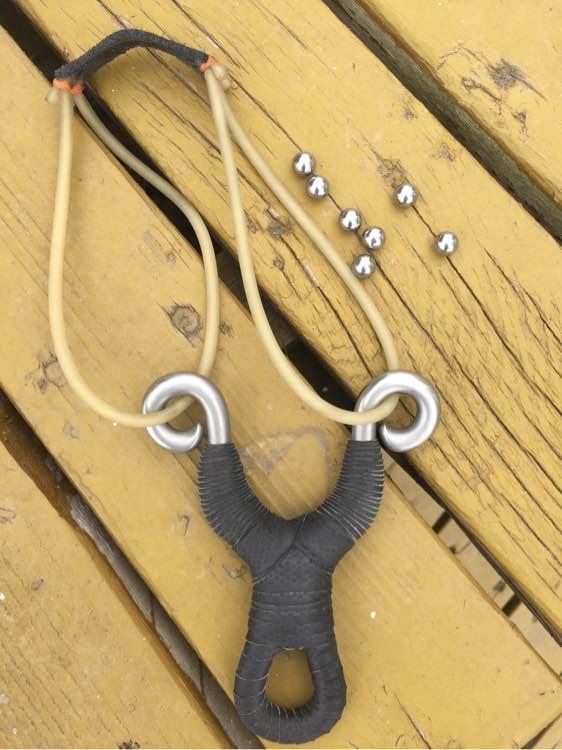 上班绑鱼钩，午休去钓鱼，因为工作耽搁了钓鱼，太不值！