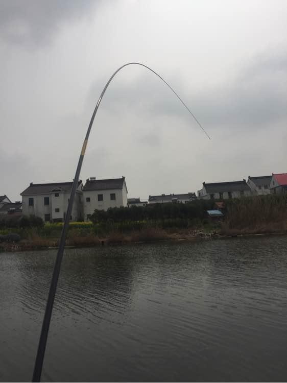 上班绑鱼钩，午休去钓鱼，因为工作耽搁了钓鱼，太不值！