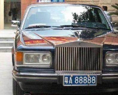 他身价亿万，每天开销只50块，出行一辆200万的奔驰，捐款10亿！