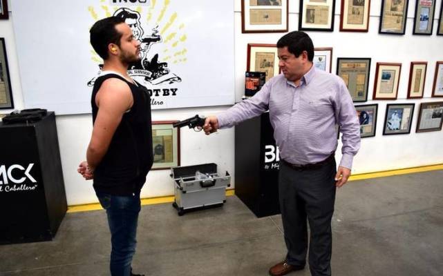 男子用枪瞄准自己的女友,男子用枪射人