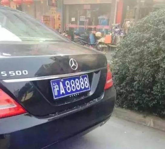 他身价亿万，每天开销只50块，出行一辆200万的奔驰，捐款10亿！