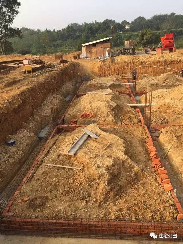 混凝土地面开裂下沉怎么处理,很老的房子塌陷了怎么办