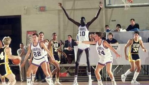 NBA五大奇人，字母哥的手掌如人袁，伊巴卡的身材让人羡慕嫉妒