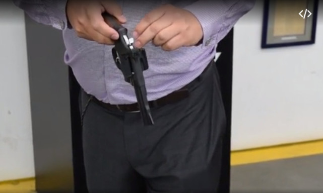 男子用枪瞄准自己的女友,男子用枪射人